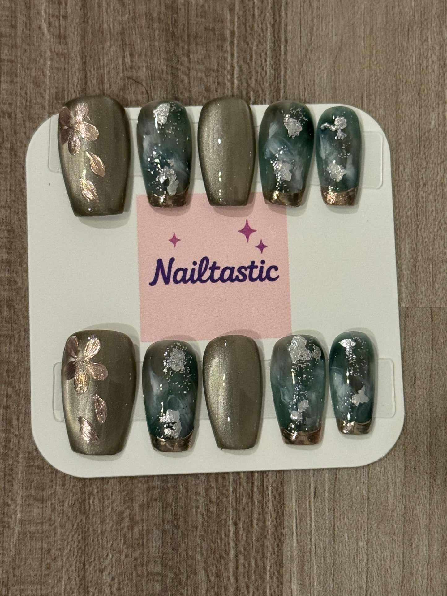 Handmade press on nails with gold flowers