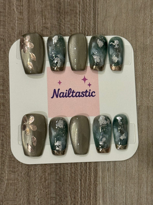 Handmade press on nails with gold flowers